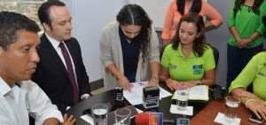 Los candidatos de PAIS se reunieron con Juan Miguel Avil&eacute;s, a quien le entregaron la documentaci&oacute;n.