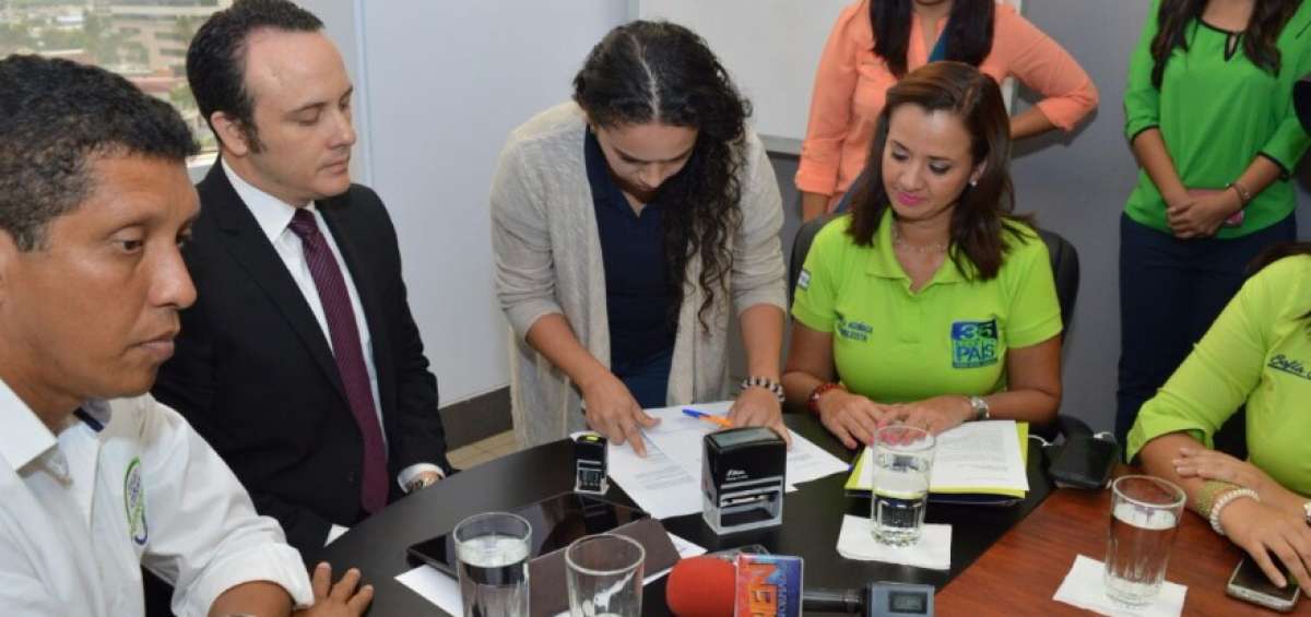 Los candidatos de PAIS se reunieron con Juan Miguel Avil&eacute;s, a quien le entregaron la documentaci&oacute;n.