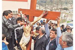 Uno de los tramos m&aacute;s dif&iacute;ciles de la romer&iacute;a fue la ascensi&oacute;n de 550 gradas del barrio Trece de Abril, antes de llegar al templo. Foto: Roberto Ch&aacute;vez / El Tel&eacute;grafo