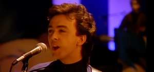 The Outfiel, con Tony Lewis a la cabeza, sac&oacute; en 1985 su &aacute;lbum debut Play Deep. 