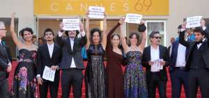 "Un golpe tuvo lugar en Brasil", "Resistiremos", "Brasil ya no es una democracia", proclamaban las pancartas ebarboladas por el cineasta y su equipo.