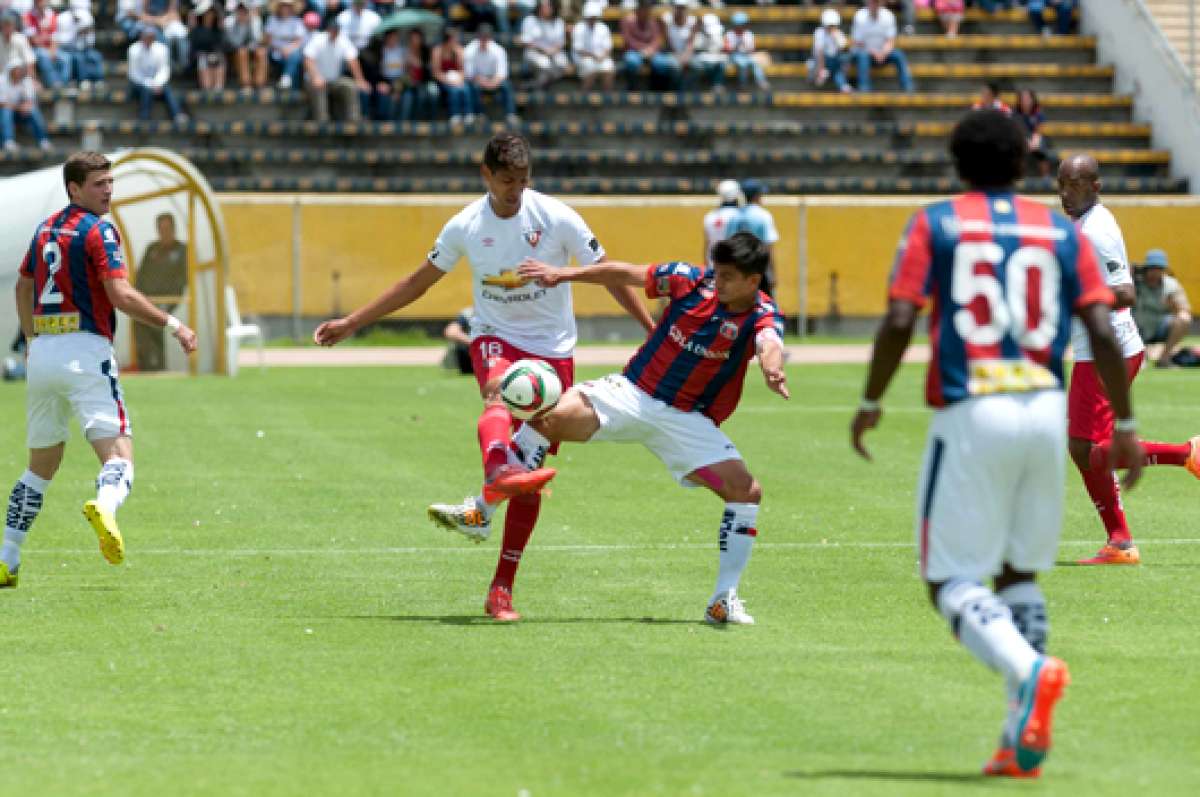Jos&eacute; Cevallos (i), de Liga, y Luis Fernando Saritama, del Quito disputan la pelota durante el encuentro que se jug&oacute; ayer en el estadio Atahualpa. Foto: Miguel Jim&eacute;nez / El Tel&eacute;grafo