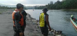 Polic&iacute;as que cayeron a un r&iacute;o en Esmeraldas siguen desaparecidos