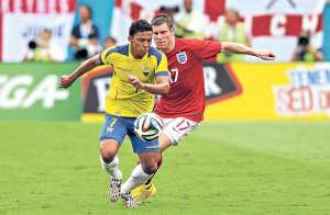 El volante ecuatoriano Jefferson Montero (7) protege la pelota ante la marca del mediocampista ingl&eacute;s James Milner. Foto: AFP.