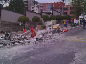 Una volqueta provoc&oacute; p&aacute;nico en un barrio de Quito 