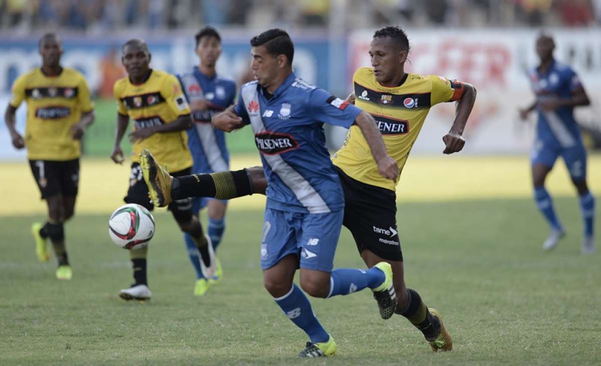 Luis Miguel Escalada es anticipado por Jos&eacute; Luis Perlaza. Foto: Miguel Castro / El Tel&eacute;grafo
