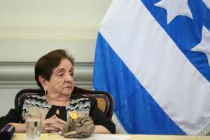Teresa Zea, primera radi&oacute;loga de Ecuador recibi&oacute; condecoraci&oacute;n