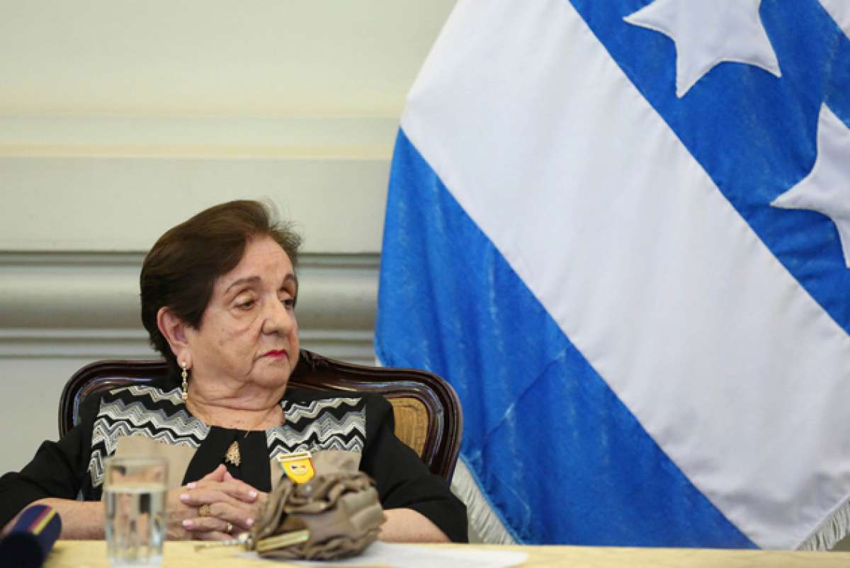 Teresa Zea, primera radi&oacute;loga de Ecuador recibi&oacute; condecoraci&oacute;n