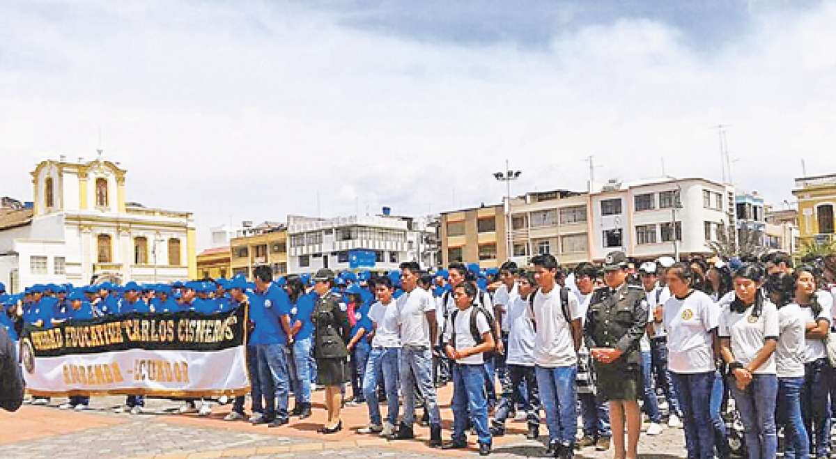 La inauguraci&oacute;n fue en varias ciudades de la Sierra. Durante ocho meses los polic&iacute;as comunitarios compartir&aacute;n experiencias con los estudiantes secundarios. Foto: Cortes&iacute;a