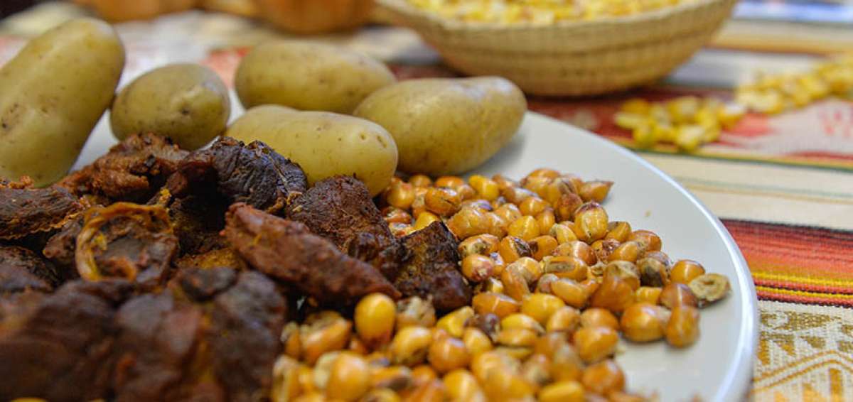 La fritada elaborada en le&ntilde;a es uno de los platos principales de la gastronom&iacute;a de Ibarra. Esta se acompa&ntilde;a de un aj&iacute; molido en piedra.