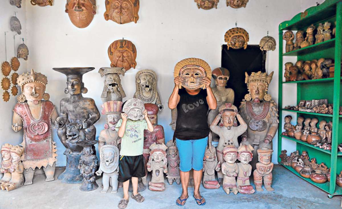En locales como el de Ren&eacute; Bail&oacute;n se expenden r&eacute;plicas de figuras precolombinas, que van desde los $ 5 hasta los $ 300. Julio fue bueno en ventas, afirma el artesano. Foto: Rodolfo P&aacute;rraga