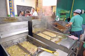 La denominada comida chatarra, como las tradicionales salchipapas, afectan a la salud. Foto: Roberto Ch&aacute;vez│El Tel&eacute;grafo