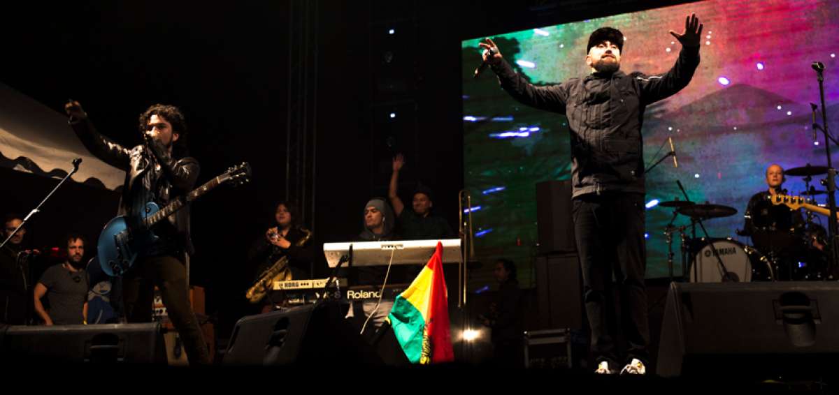 Hugo Caicedo (izq.), en la guitarra,  demostr&oacute; su dominio esc&eacute;nico junto a Guanaco MC (der.) durante el regreso de la agrupaci&oacute;n de reggae Sudakaya.    