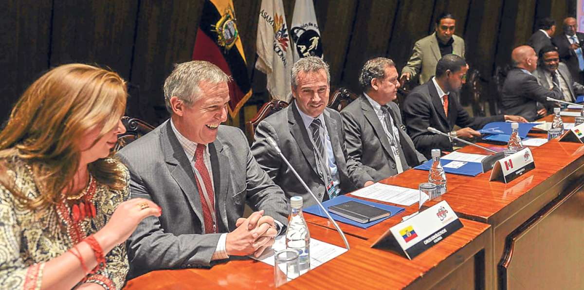 Carlos Gonz&aacute;lez (izq.), Fernando Revilla y David Paniagua, miembros de la FIFPro, asistieron a la Asamblea. Foto: Miguel Jim&eacute;nez.
