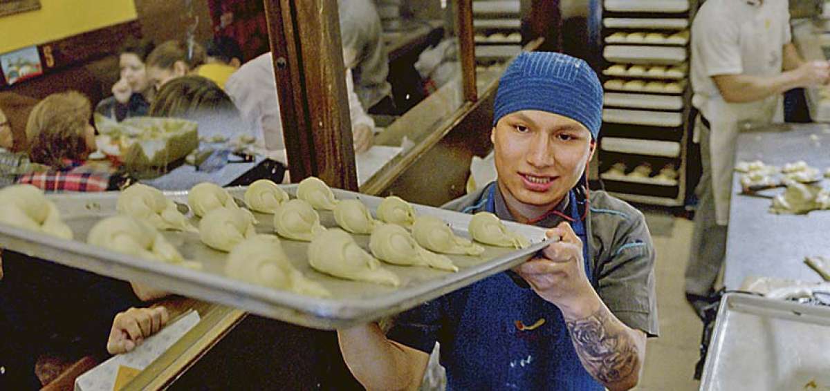 La panader&iacute;a En Dulce est&aacute; ubicada en el Centro Hist&oacute;rico de Quito. La venta de pan llega a los $ 600 diarios. El negocio cuenta con 13 trabajadores