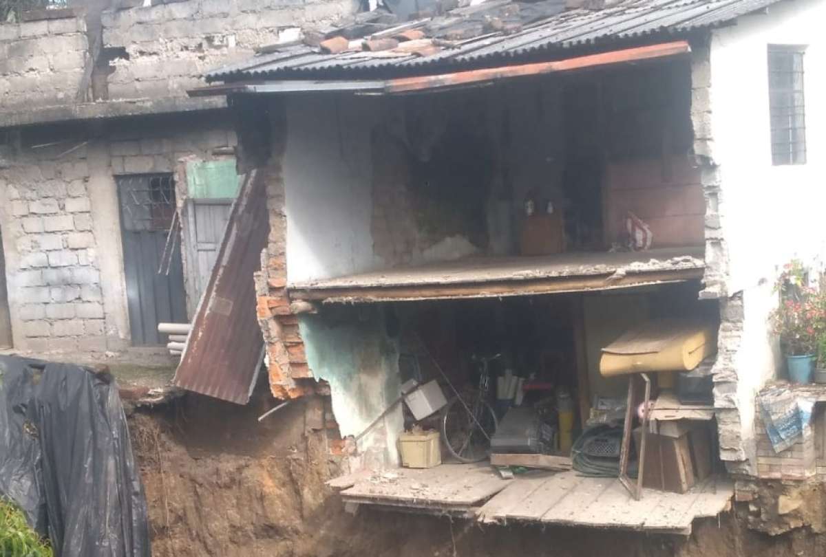 Una vivienda en el sector de San Bartolo, al sur de Quito, colapsó