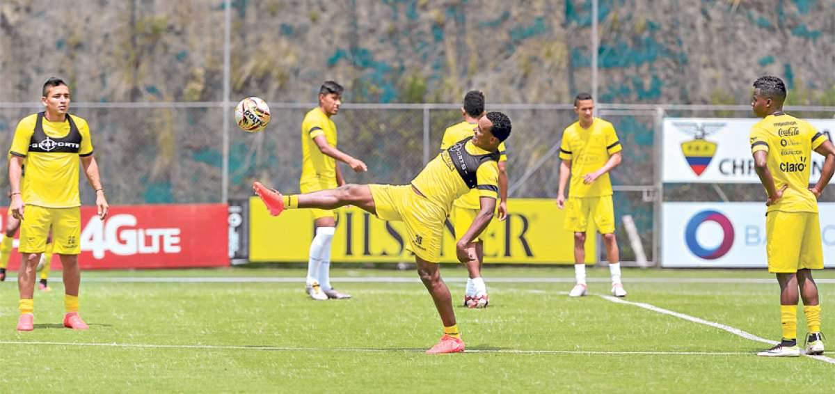 Pedro Pablo Velasco (centro) domina la pelota Golty durante la pr&aacute;ctica de ayer en la Casa de la Selecci&oacute;n.  