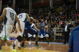 El estadounidense Scott Rodgers (centro) de CKT traslada el bal&oacute;n durante la primera final de la Liga Nacional de Baloncesto contra la UTE en Quito. Foto: John Guevara / El Tel&eacute;grafo.