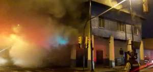 Varios bomberos afectados por ca&iacute;da de techo de una casa en llamas en Guayaquil