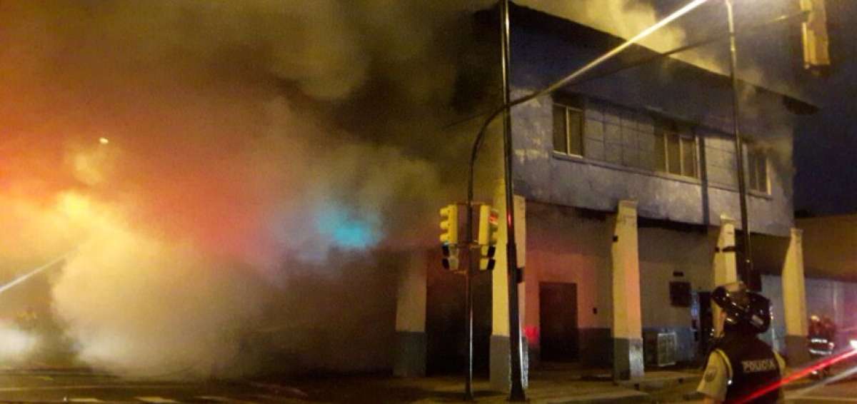 Varios bomberos afectados por ca&iacute;da de techo de una casa en llamas en Guayaquil