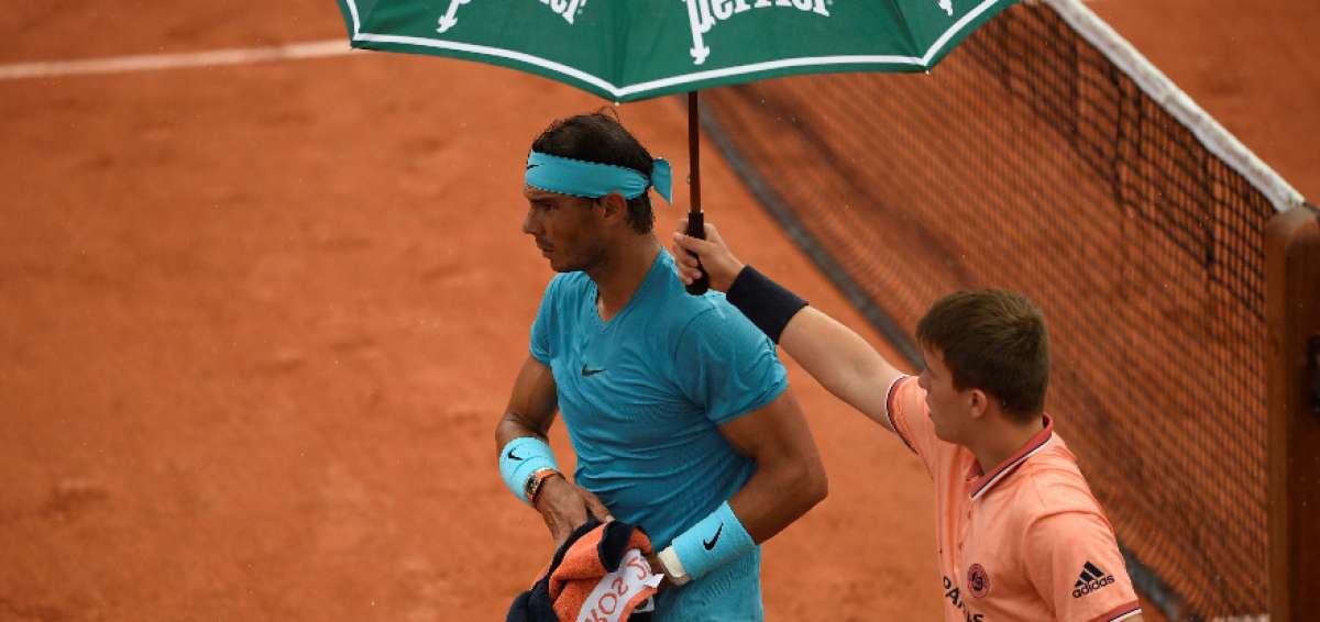 Rafael Nadal perdi&oacute; el primer set en su partido contra el argentino Diego Schwartzman. El partido fue suspendido por lluvia. 