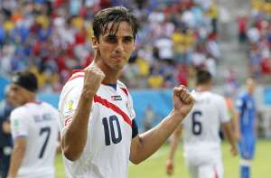 Bryan Ruiz fue escogido como mejor jugador del partido tras hacer el gol de la victoria. Foto: EFE