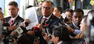 El segundo mandatario acudi&oacute; esta ma&ntilde;ana a la Fiscal&iacute;a en Quito.