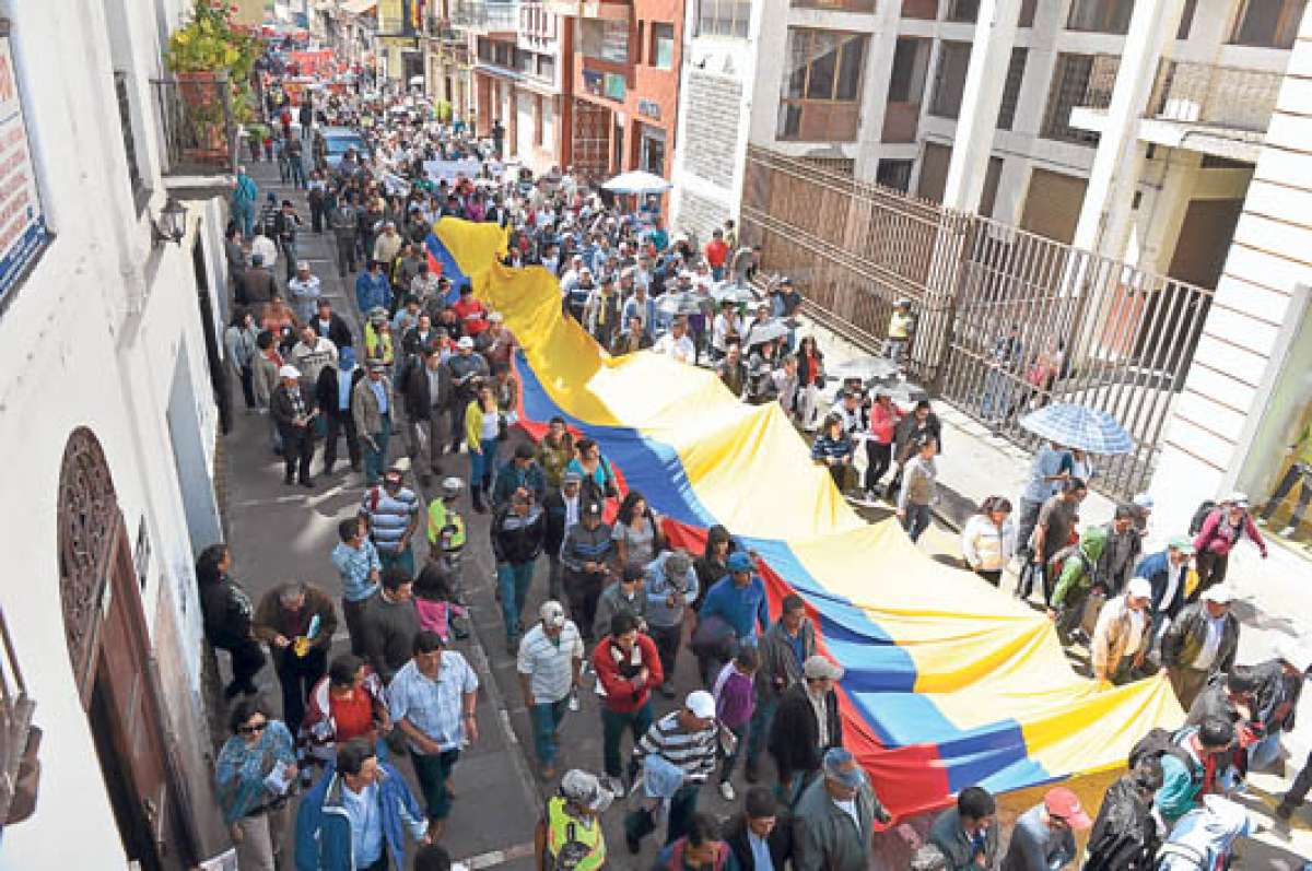 Varios de los participantes de la marcha estuvieron atentos a la presentaci&oacute;n del borrador del C&oacute;digo Laboral en la provincia de Esmeraldas. FOTO: JOS&Eacute; LUIS LLIVISACA.