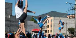 Los estudiantes desfilaron por la Tribuna del Sur, en Quito. Foto: John Guevara / EL TEL&Eacute;GRAFO