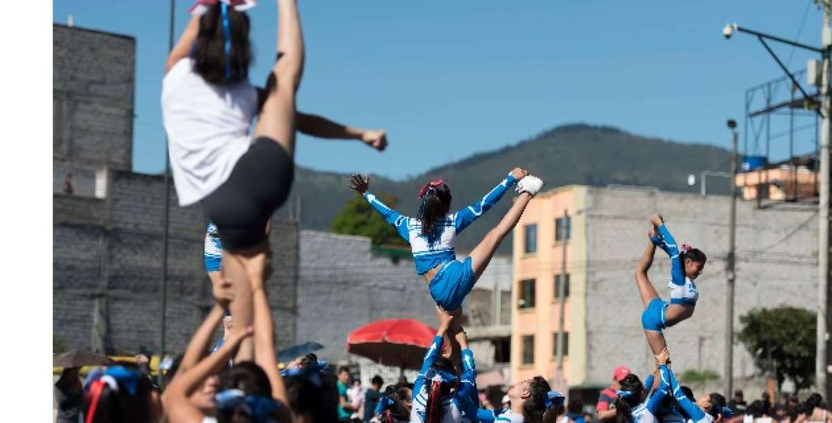 Los estudiantes desfilaron por la Tribuna del Sur, en Quito. Foto: John Guevara / EL TEL&Eacute;GRAFO