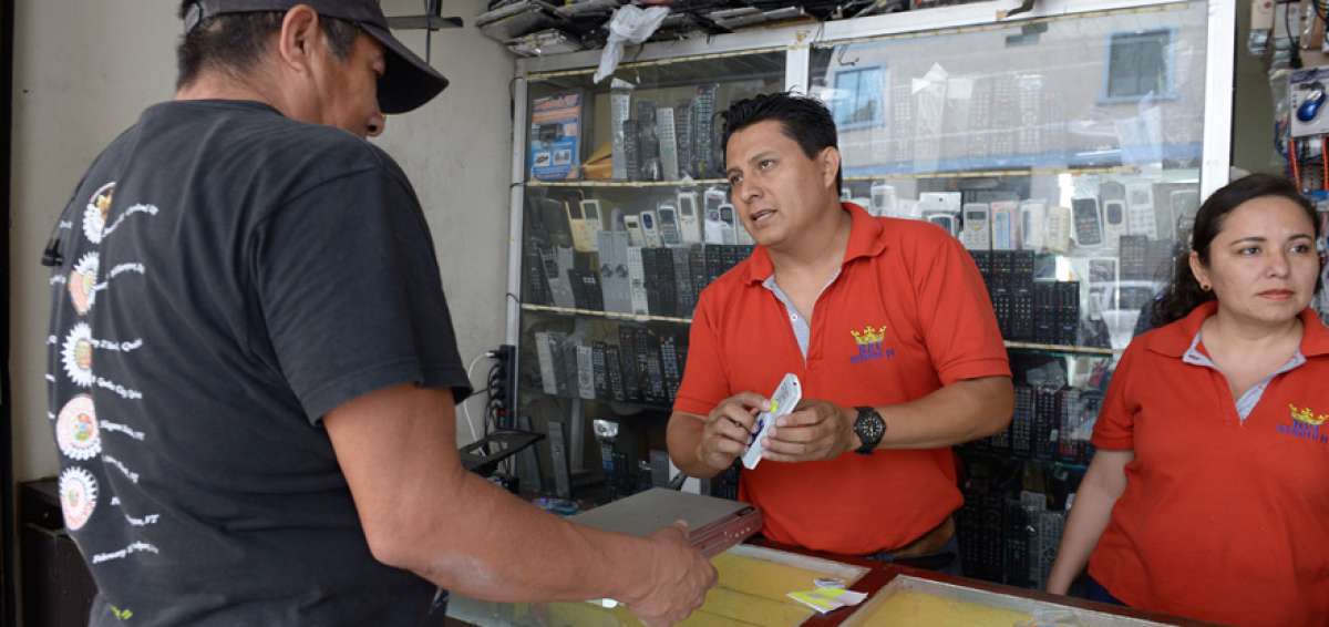 Jorge L&oacute;pez tiene 10 a&ntilde;os atendiendo en su local. Se ha le&iacute;do todos los manuales de como operar los dispositivos.