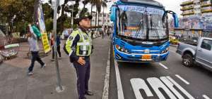 Las paradas de transporte urbano son algunos de los lugares donde a diario laboran los uniformados.