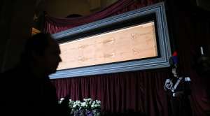 El Santo Sudario es objeto de una batalla entre los cient&iacute;ficos que creen en su autenticidad y aquellos que dudan de ella. Foto: AFP