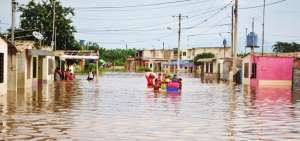 En Machala el canal El Macho se desbord&oacute; y dos barrios enteros quedaron bajo el agua. En Balsas, la carretera que une El Oro con Loja colaps&oacute;.