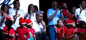 Len&iacute;n Moreno dej&oacute; de lado la pol&iacute;tica por un momento para cantar villancicos