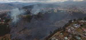 Bomberos controlan incendio forestal en Z&aacute;mbiza