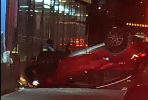 Un automóvil volcó en la avenida 10 de Agosto, frente a la parada del Trole, este lunes 1 de septiembre.