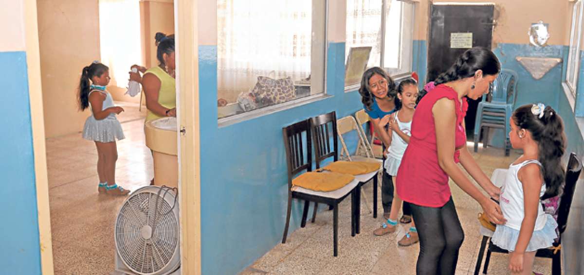 Las madres de familia deben utilizar el mismo espacio para coordinar futuros eventos y cambiar la vestimenta de las peque&ntilde;as bailarinas. Foto: Karly Torres / El Tel&eacute;grafo