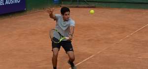 En total, 128 jugadores son parte del torneo internacional que se efect&uacute;a en el complejo del Tenis y Golf Club. En la foto, Ricardo Alb&aacute;n, de Ecuador.