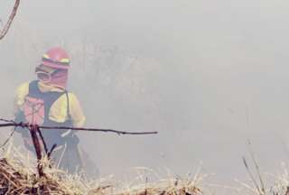 Los bomberos sofocan un nuevo incendio registrado en Carcelén Bajo.