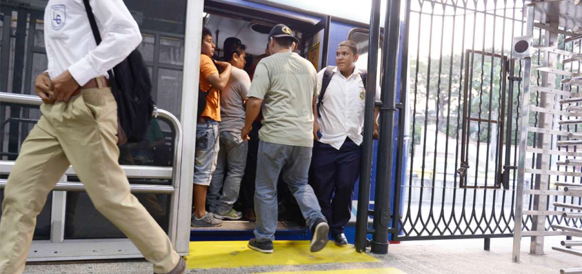 Se reportaron accidentes donde usuarios se hunden en el espacio que queda al pie de la puerta de paradas.