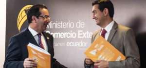 La rueda de prensa estuvo liderada por el ministro Juan Carlos Cassinelli (izq.). A su lado, Daniel Legarda, presidente de la Federaci&oacute;n de Exportadores.