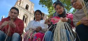Los artesanos no han perdido la habilidad al momento de confeccionar sombreros o prendas peque&ntilde;as usando la paja toquilla. Ellos piensan que hace falta mayor incentivo a este sector para que no dejen de producir estas artesan&iacute;as.