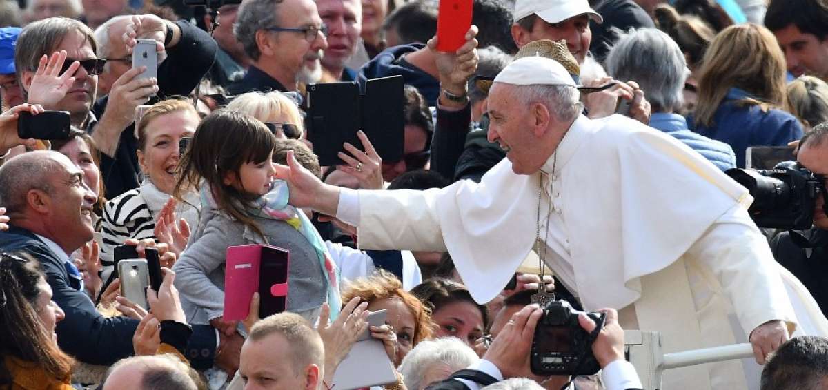 El papa Francisco saluda a una ni&ntilde;a durante un recorrido por la Plaza de San Pedro, en el Vaticano, realizado la ma&ntilde;ana de ayer.
