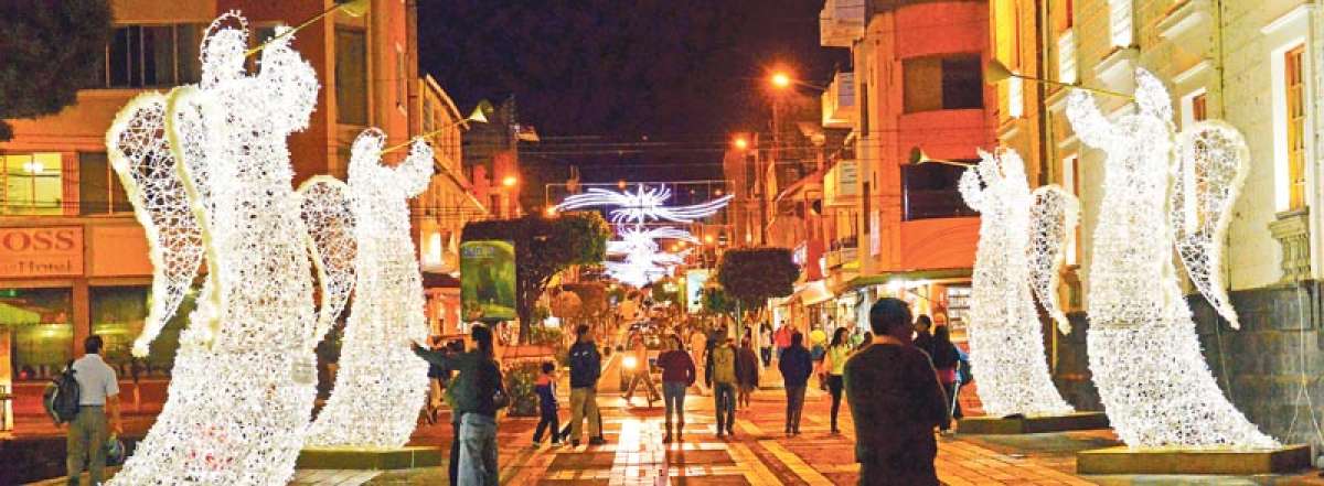 Las luces embellecen las ciudades de Tungurahua (Portafolio Gr&aacute;fico)