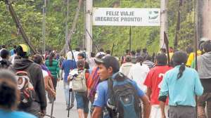 Desde el 13 de agosto pasado, manifestantes ind&iacute;genas de las nacionalidades shuar y achuar llegaron a Macas para pedir la licencia ambiental en la construcci&oacute;n de la v&iacute;a Macuma - Taisha. Ellos se retiraron ayer. Foto: &Aacute;lvaro P&eacute;rez / El Tel&eacute;grafo