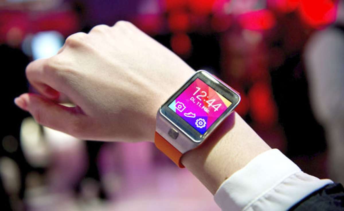 Una mujer luce el reloj inteligente Samsung Gear 2 presentado en Alemania. Foto: EFE.