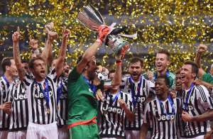El capit&aacute;n Gianluigi Buffon levanta la Supercopa de Italia. Foto: AFP