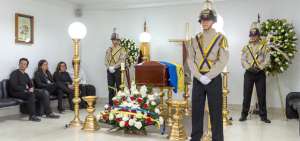 QUITO.- La bandera con los colores de la instituci&oacute;n educativa en la que se form&oacute;, el &ldquo;Patr&oacute;n Mej&iacute;a&rdquo;, cubri&oacute; el f&eacute;retro de &Eacute;dison Cosios, quien vivi&oacute; en estado vegetativo por casi ocho a&ntilde;os. Falleci&oacute; la madrugada de ester martes 16 de abril a los 24 de edad.