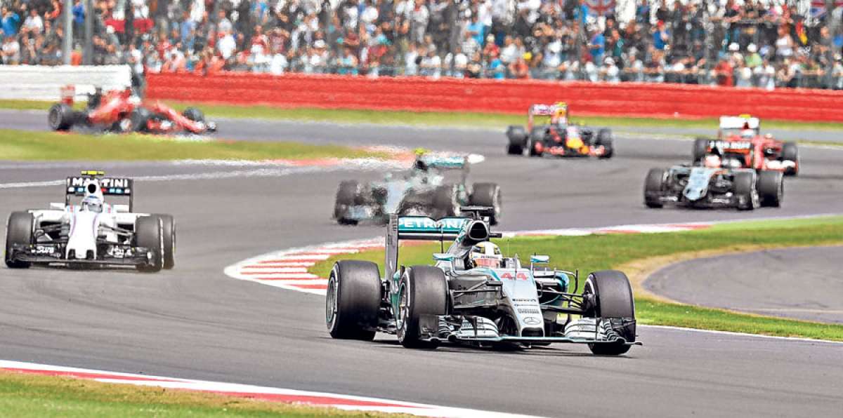 Hamilton, que hab&iacute;a comenzado desde la &lsquo;pole position&rsquo;, se impuso ante su p&uacute;blico y bajo la lluvia. Foto: AFP